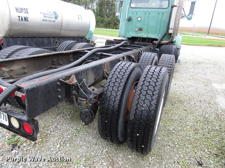 image for item DD4386 1995 International 8200 truck cab and chassis