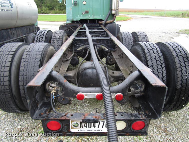 image for item DD4386 1995 International 8200 truck cab and chassis