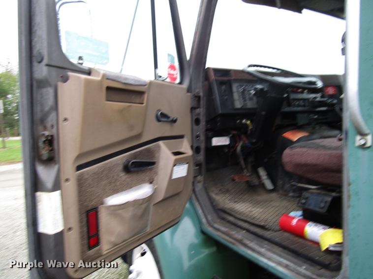 image for item DD4386 1995 International 8200 truck cab and chassis