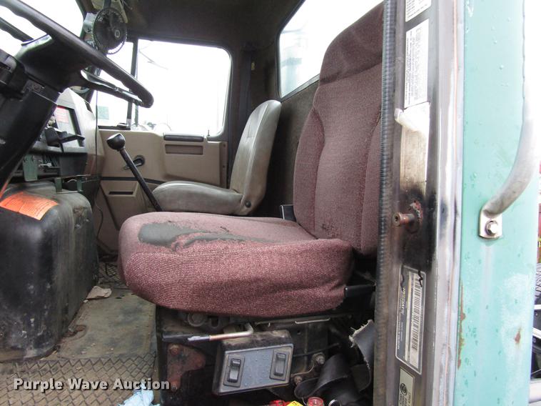 image for item DD4386 1995 International 8200 truck cab and chassis