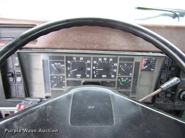 image for item DD4386 1995 International 8200 truck cab and chassis