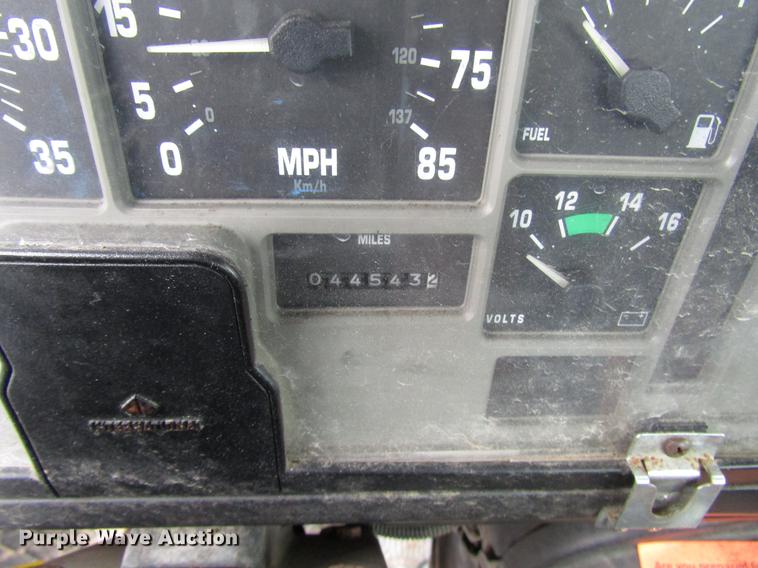 image for item DD4386 1995 International 8200 truck cab and chassis