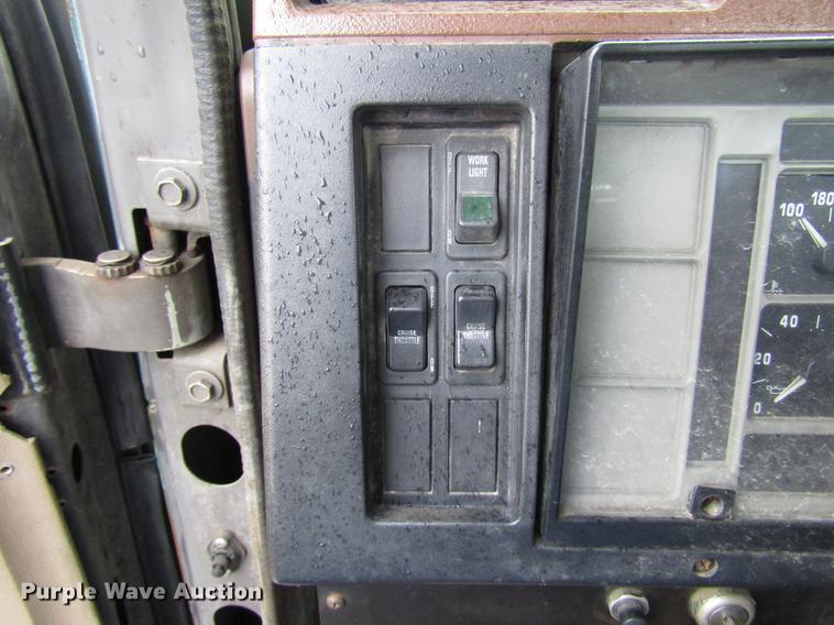 image for item DD4386 1995 International 8200 truck cab and chassis