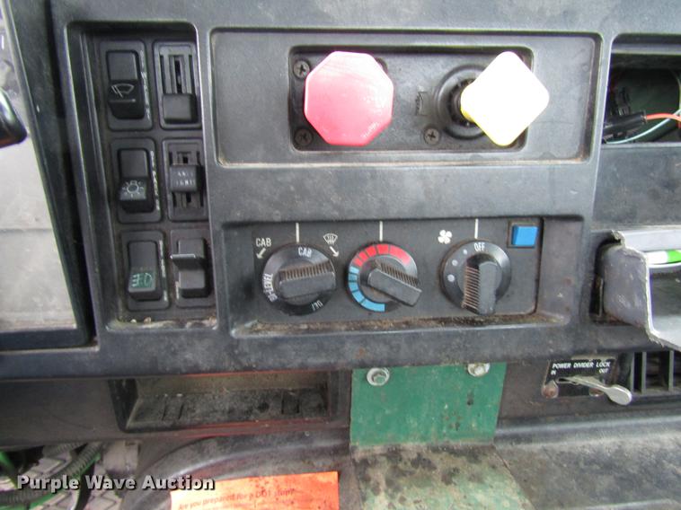 image for item DD4386 1995 International 8200 truck cab and chassis