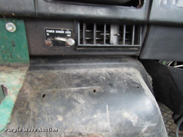 image for item DD4386 1995 International 8200 truck cab and chassis