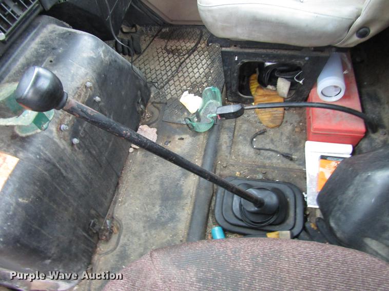 image for item DD4386 1995 International 8200 truck cab and chassis