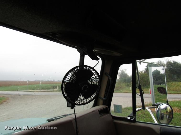 image for item DD4386 1995 International 8200 truck cab and chassis