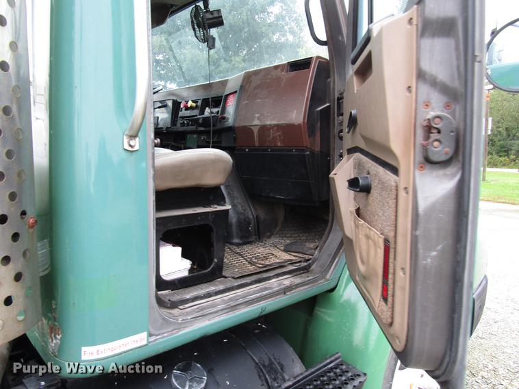 image for item DD4386 1995 International 8200 truck cab and chassis