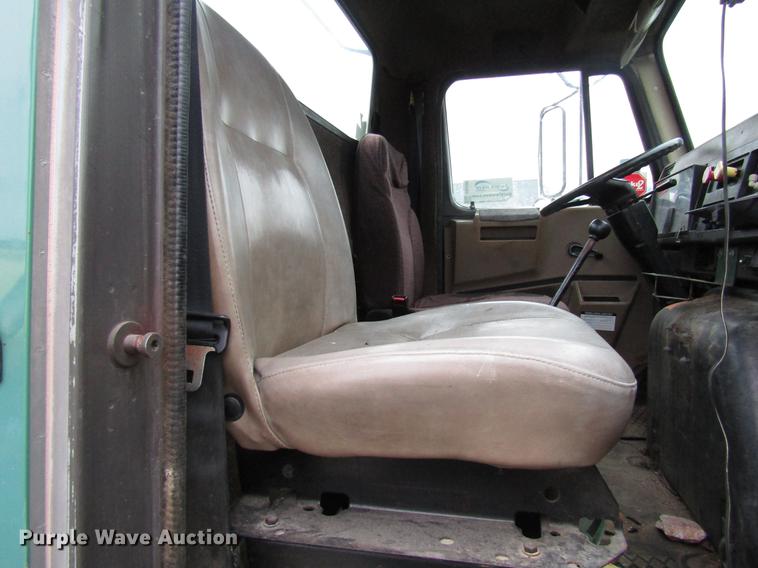 image for item DD4386 1995 International 8200 truck cab and chassis