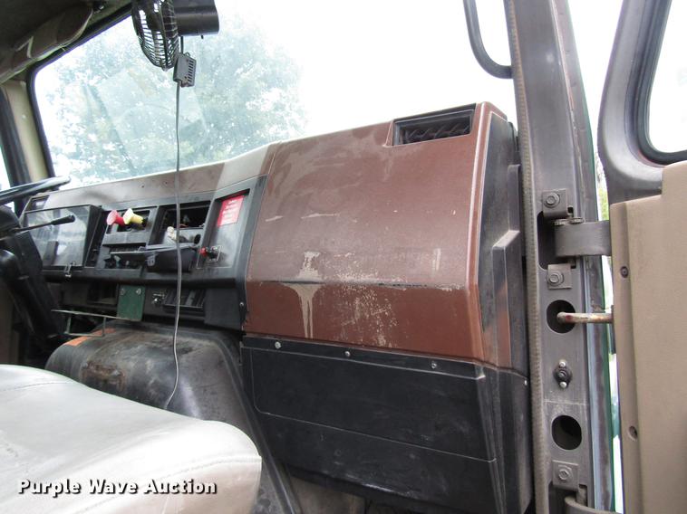 image for item DD4386 1995 International 8200 truck cab and chassis