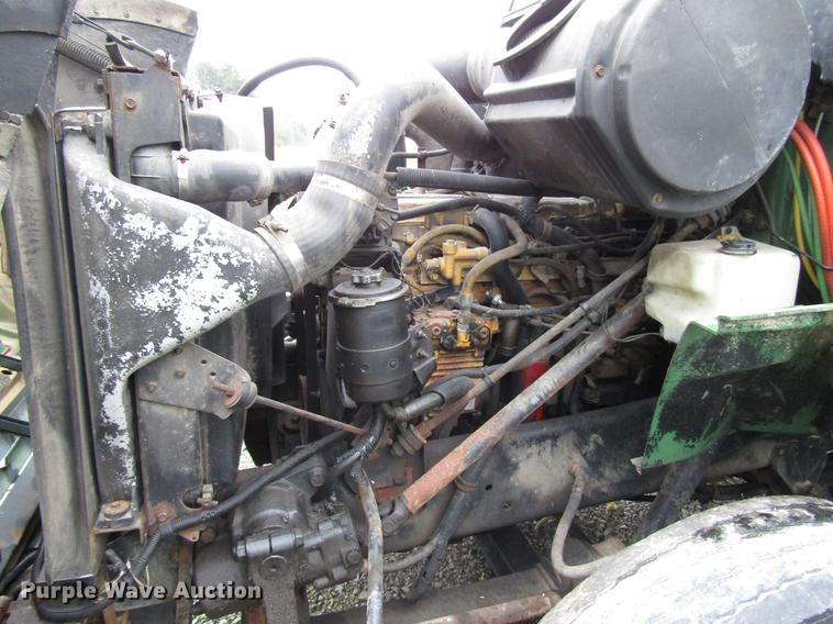 image for item DD4386 1995 International 8200 truck cab and chassis