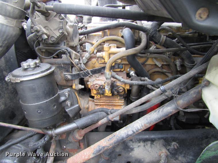 image for item DD4386 1995 International 8200 truck cab and chassis