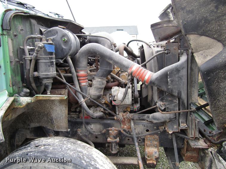 image for item DD4386 1995 International 8200 truck cab and chassis