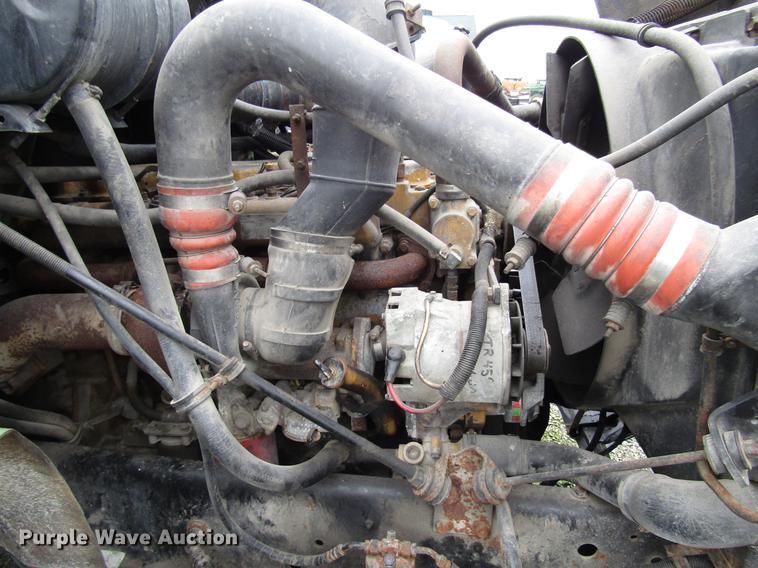 image for item DD4386 1995 International 8200 truck cab and chassis