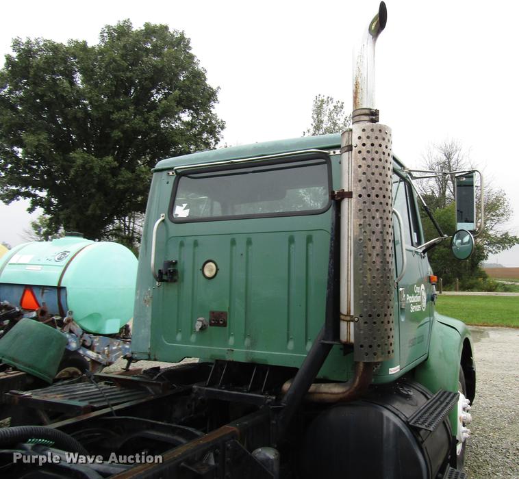 image for item DD4386 1995 International 8200 truck cab and chassis