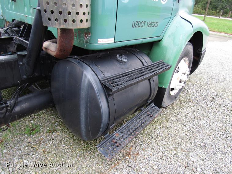 image for item DD4386 1995 International 8200 truck cab and chassis