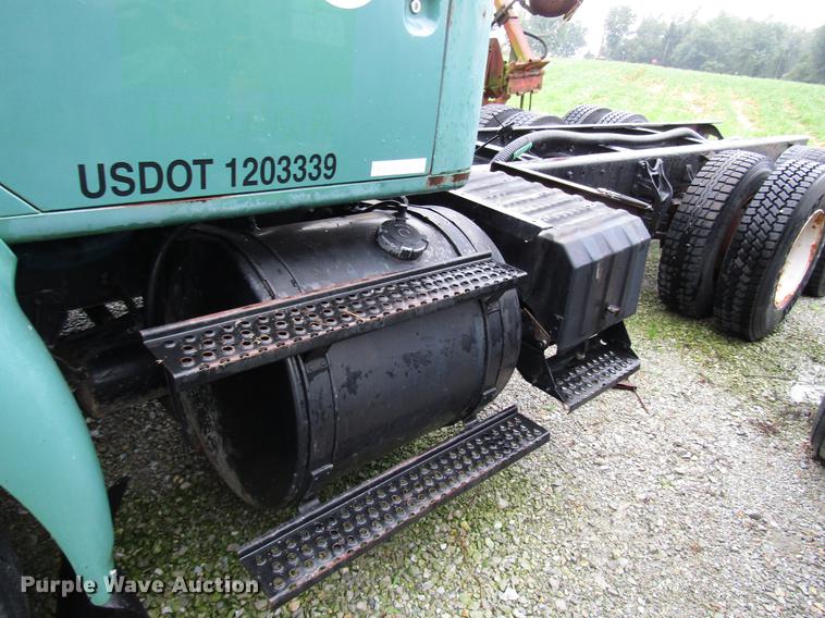 image for item DD4386 1995 International 8200 truck cab and chassis