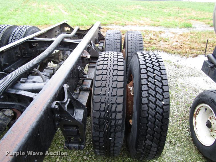 image for item DD4386 1995 International 8200 truck cab and chassis