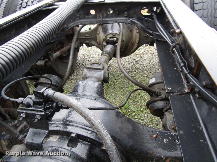 image for item DD4386 1995 International 8200 truck cab and chassis