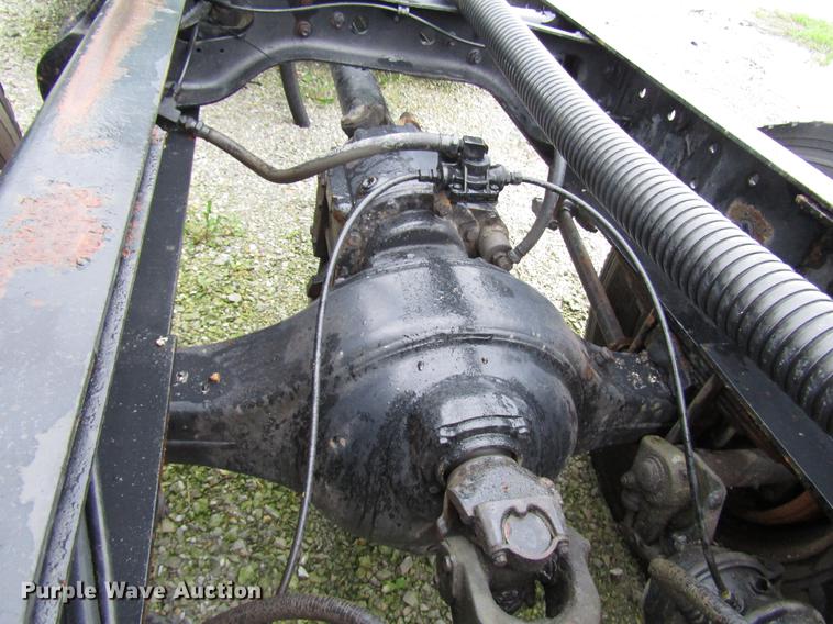 image for item DD4386 1995 International 8200 truck cab and chassis