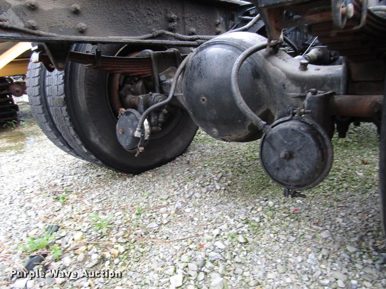 image for item DD4386 1995 International 8200 truck cab and chassis