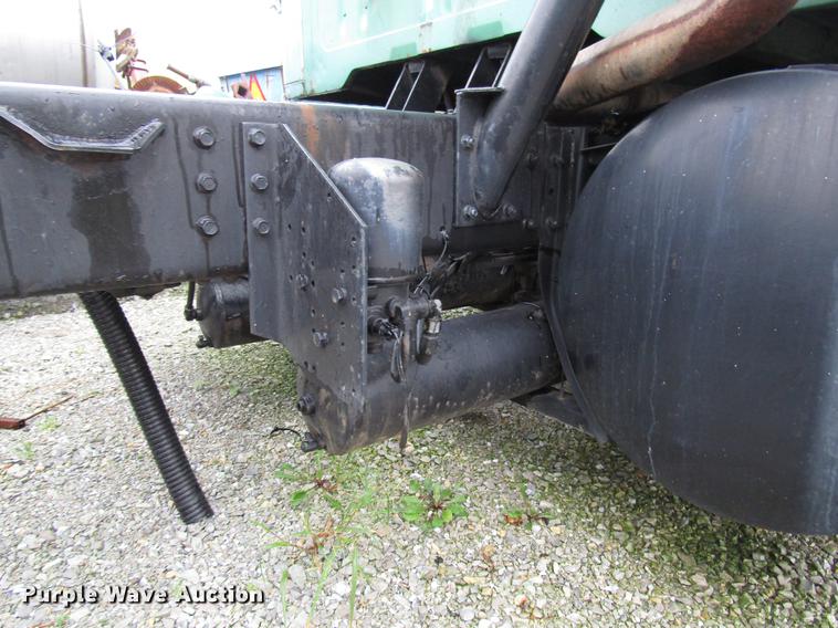 image for item DD4386 1995 International 8200 truck cab and chassis