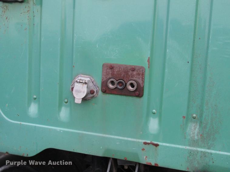 image for item DD4386 1995 International 8200 truck cab and chassis