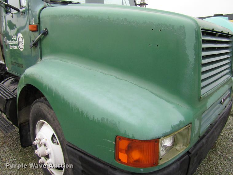 image for item DD4386 1995 International 8200 truck cab and chassis