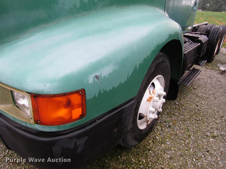 image for item DD4386 1995 International 8200 truck cab and chassis