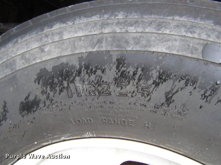 image for item DD4386 1995 International 8200 truck cab and chassis