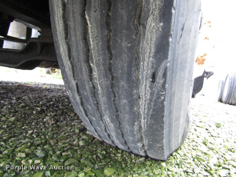 image for item DD4386 1995 International 8200 truck cab and chassis