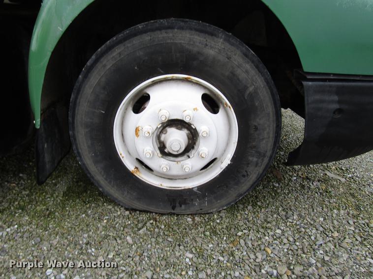 image for item DD4386 1995 International 8200 truck cab and chassis