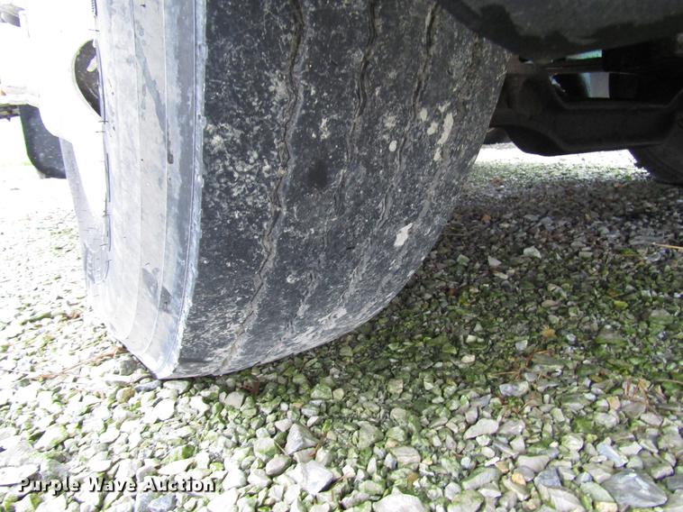 image for item DD4386 1995 International 8200 truck cab and chassis