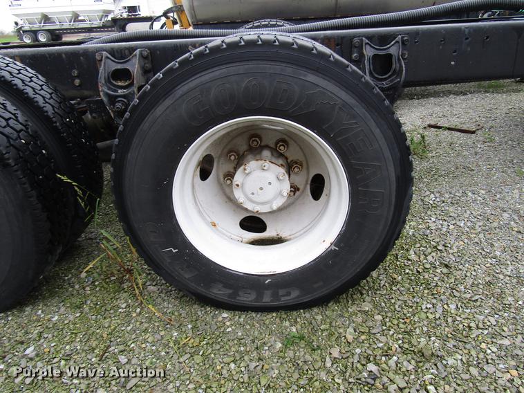 image for item DD4386 1995 International 8200 truck cab and chassis