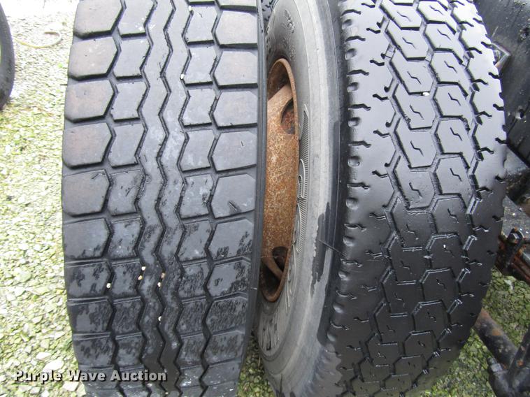 image for item DD4386 1995 International 8200 truck cab and chassis