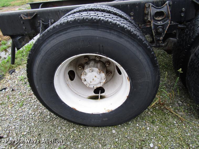 image for item DD4386 1995 International 8200 truck cab and chassis