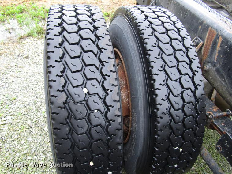 image for item DD4386 1995 International 8200 truck cab and chassis