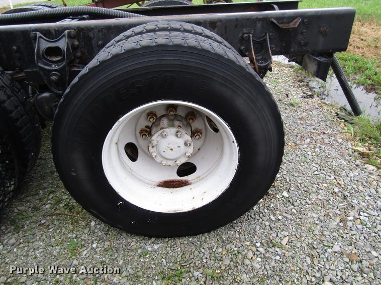 image for item DD4386 1995 International 8200 truck cab and chassis