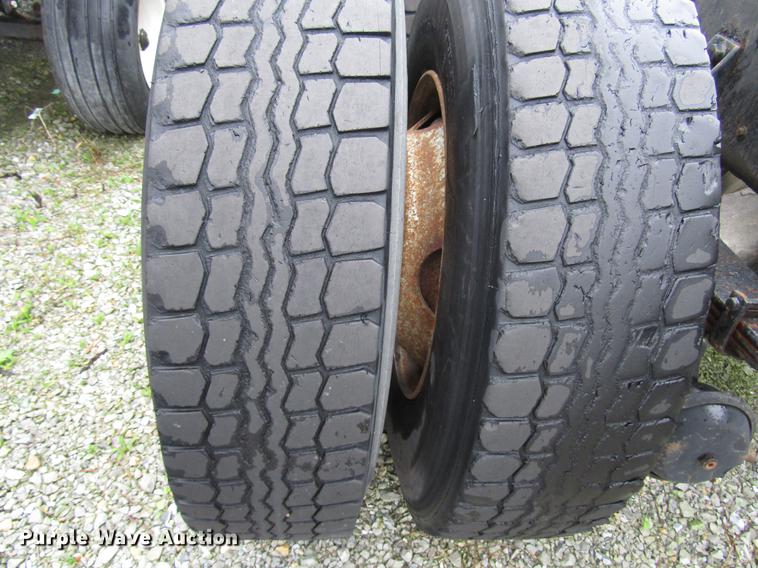 image for item DD4386 1995 International 8200 truck cab and chassis