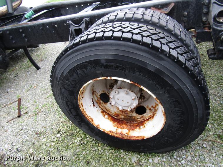 image for item DD4386 1995 International 8200 truck cab and chassis