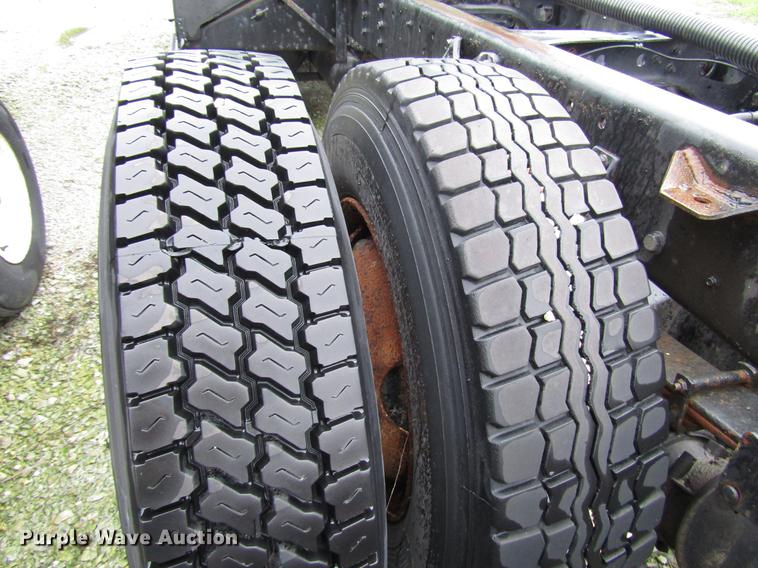 image for item DD4386 1995 International 8200 truck cab and chassis