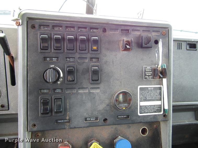 image for item DD4389 1995 Mack CH613 fertilizer tender truck