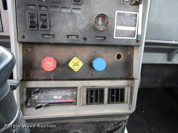 image for item DD4389 1995 Mack CH613 fertilizer tender truck