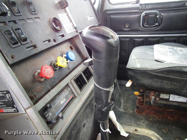 image for item DD4389 1995 Mack CH613 fertilizer tender truck