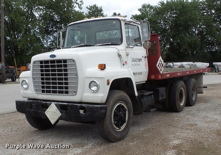 image for item FT9868 1984 Ford 8000 flatbed truck