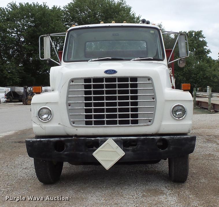 image for item FT9868 1984 Ford 8000 flatbed truck