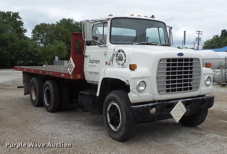 image for item FT9868 1984 Ford 8000 flatbed truck