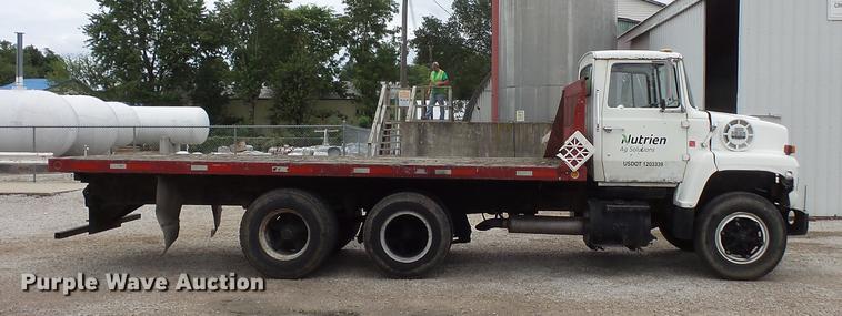 image for item FT9868 1984 Ford 8000 flatbed truck