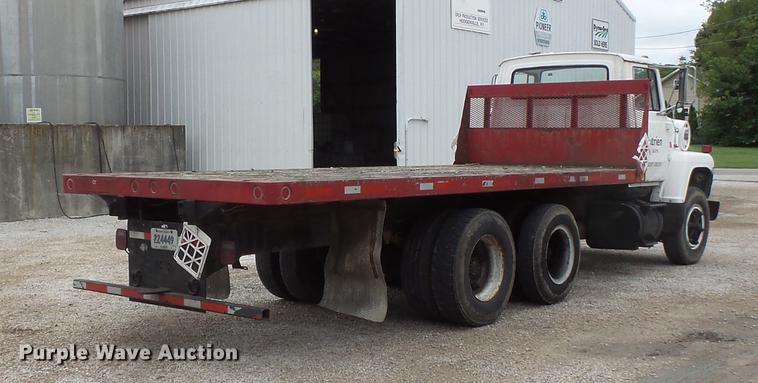 image for item FT9868 1984 Ford 8000 flatbed truck