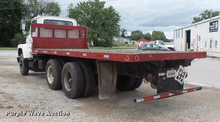 image for item FT9868 1984 Ford 8000 flatbed truck